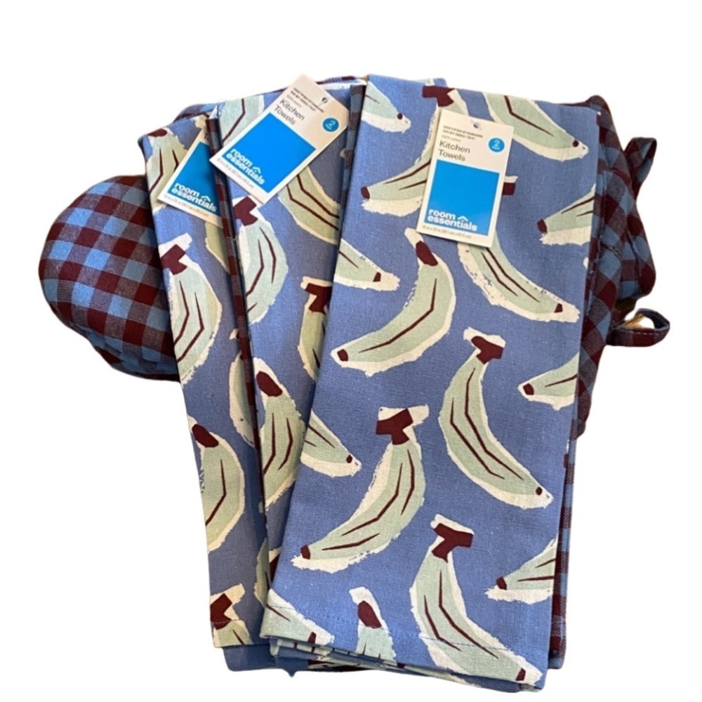 Room Essentials Blue & Maroon Kitchen Towels. Total of 6. NWT. And 2 oven mitts